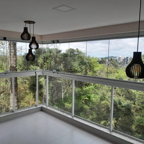 Instalação de fechamento de sacada em vidro em Curitiba